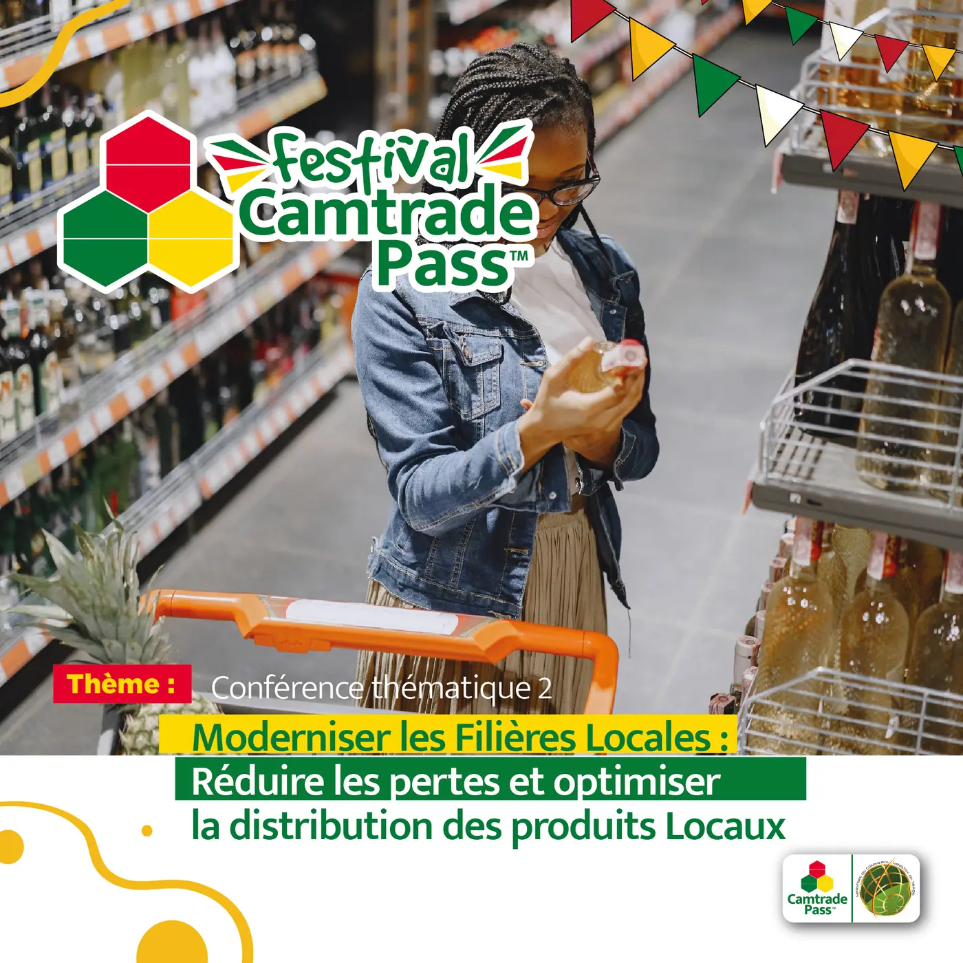 Visuel de conférence : une cliente examine un produit dans le rayon d’un supermarché.