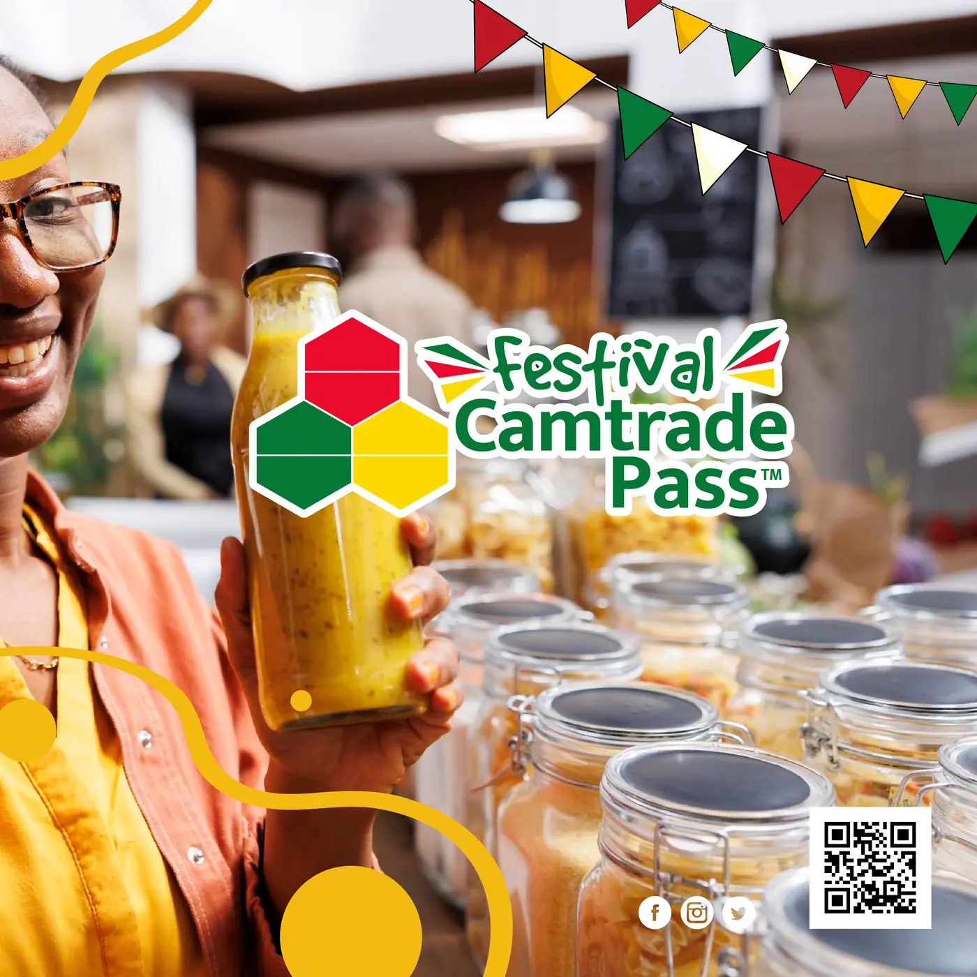 Une commerçante présente une bouteille de jus local devant des bocaux de produits secs.