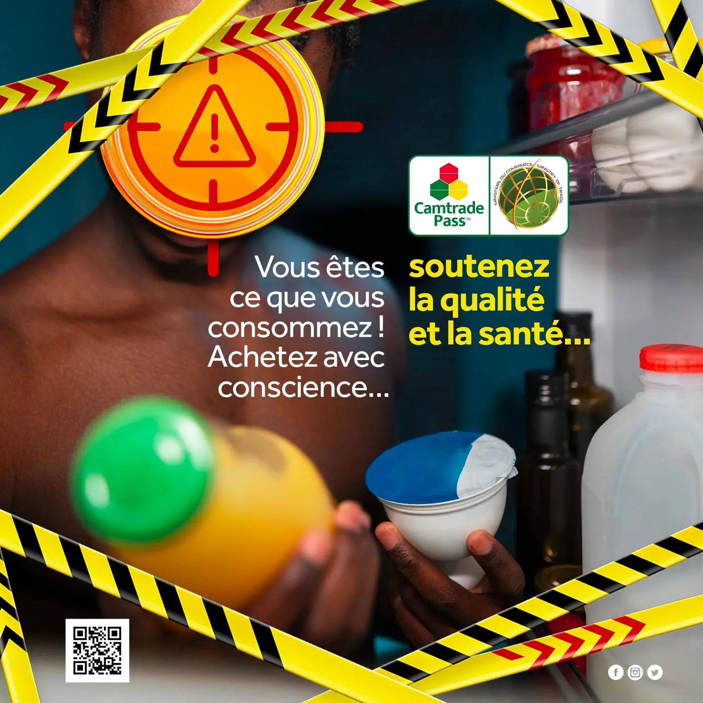 Affiche de campagne : une personne examinant des produits ménagers devant un réfrigérateur ouvert.