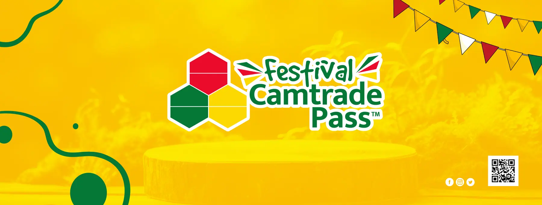 Bannière jaune du Festival Camtrade Pass, avec podium et guirlandes de fanions.